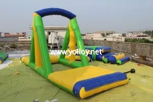 Altalena galleggiante gonfiabile in acqua