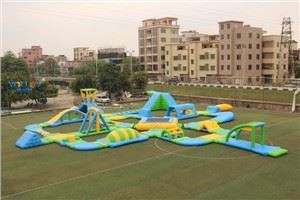 Corsa ad ostacoli di esplosione sull'acqua